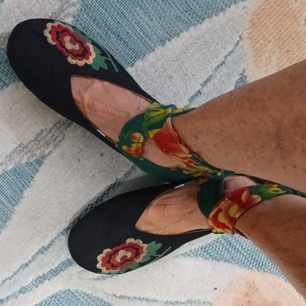 Hanwu88, Sz 6 1/2 - 7 Floral Black Canvas Embroidered Shoes, Floral Ankle Ties